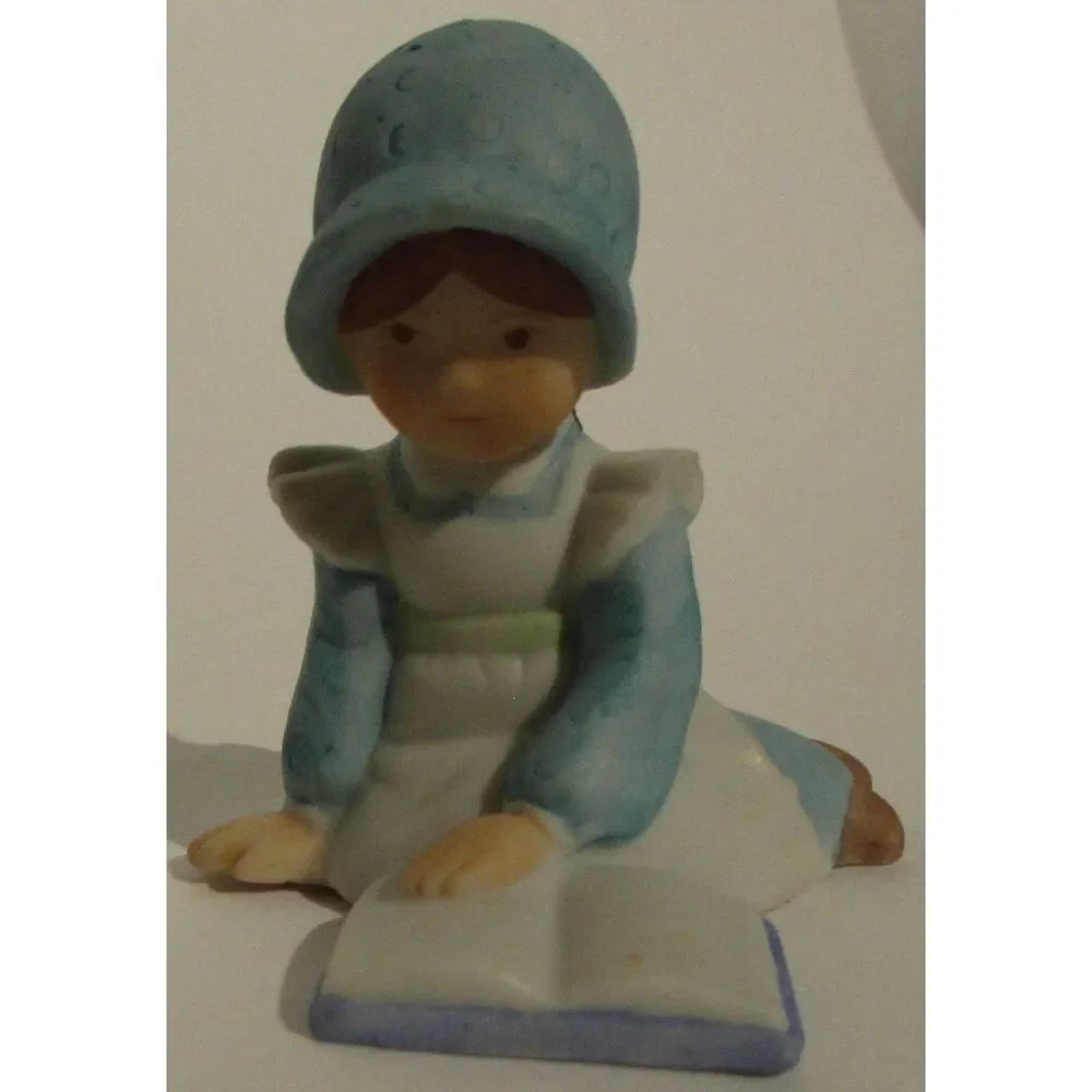 Holly Hobbie Summit collection porcelain figurine reading a book, book lovers